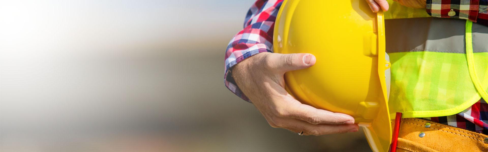 Slajd - 1 - mężczyzna trzymający kask